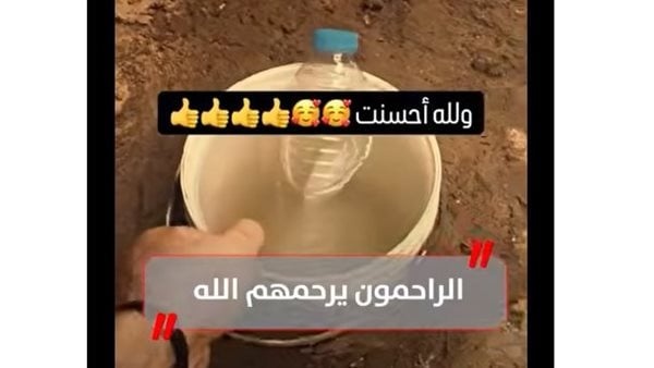 طفل يساعد حيوانات الشارع بطريقة مبتكرة بيشربهم ماية ساقعة فيديو