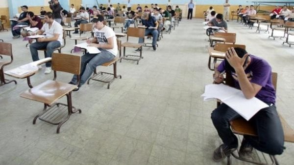 توافد طلاب الثانوية العامة على اللجان لأداء امتحان اللغة العربية