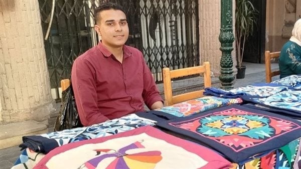 بالخياطة والرموز التراثية آل ياسر تحيي فن الخيامية في شارع الفن فيديو
