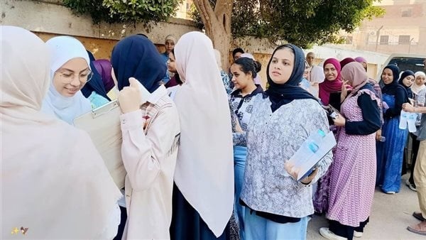 ارتياح بين طلاب الثانوية العامة بامتحان اللغة العربية وشكاوى بسيطة في النحو