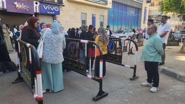 لجنة ثلاثية لمتابعة امتحانات الثانوية بمطروح تتابع التفتيش والتنظيم ودخول الطالبات للجان