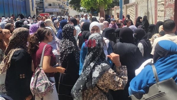 طالبات الثانوية بمطروح الانجليزي صعب والوقت غير كافي طالبات الثانوية بمطروح الانجليزي صعب والوقت غير كافي