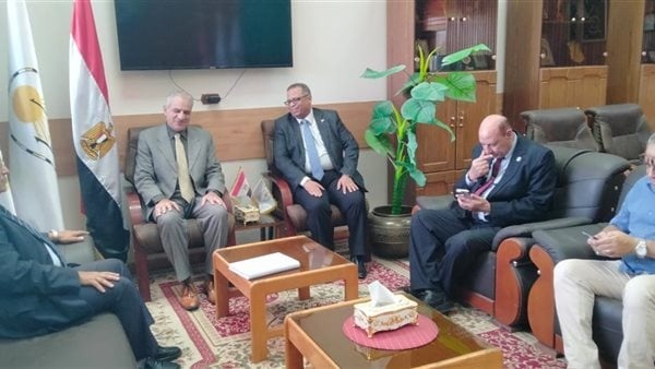 رئيس جامعة أسوان يبحث مع عميد هندسة أسيوط تعزيز التعاون العلمي وتبادل الخبرات رئيس جامعة أسوان يبحث مع عميد هندسة أسيوط تعزيز التعاون العلمي وتبادل الخبرات