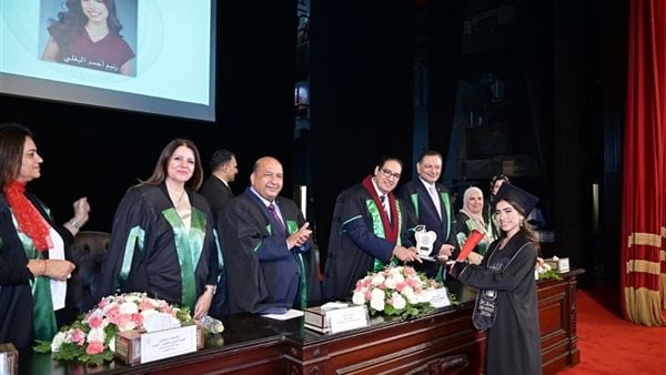 جامعة القاهرة تحتفي بتخريج الدفعة 98 من الطلاب الوافدين بكلية طب الأسنان جامعة القاهرة تحتفي بتخريج الدفعة 98 من الطلاب الوافدين بكلية طب الأسنان