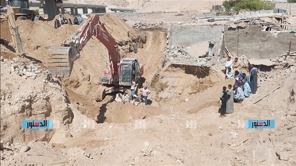 كانوا بينقبوا عن آثار جهود متواصلة للبحث عن أب وابنته أسفل الأنقاض في قنا كانوا بينقبوا عن آثار جهود متواصلة للبحث عن أب وابنته أسفل الأنقاض في قنا