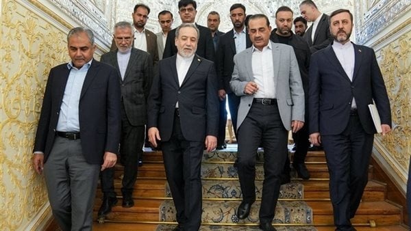 وزير الخارجية الإيراني يدين الهجمات الأمريكية خلال اتصال مع قائد الجيش الباكستاني