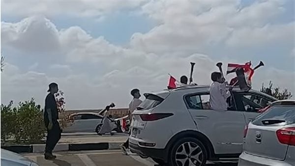 بالعربيات وأعلام مصر أطفال ومواطنون يستقبلون المنتخب في مطار العلمين فيديو بالعربيات وأعلام مصر أطفال ومواطنون يستقبلون المنتخب في مطار العلمين فيديو