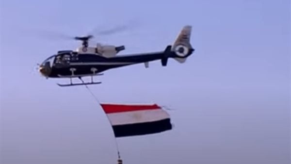 طائرات هليكوبتر تحلق فوق حافلة منتخب مصر رافعة العلم المصري طائرات هليكوبتر تحلق فوق حافلة منتخب مصر رافعة العلم المصري