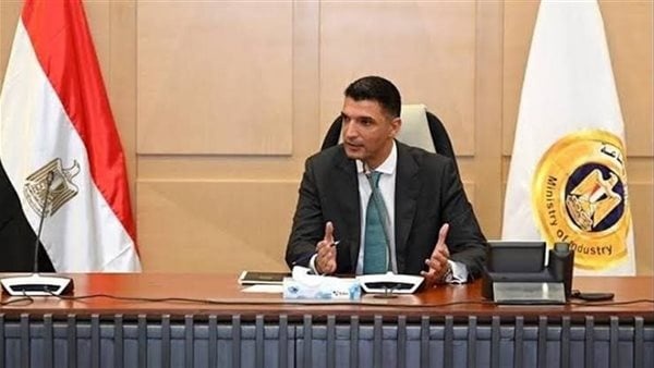 وزير الصناعة يجري جولة تفقدية بـ 4 مصانع في المنطقة الصناعية الثانية بالإسماعيلية