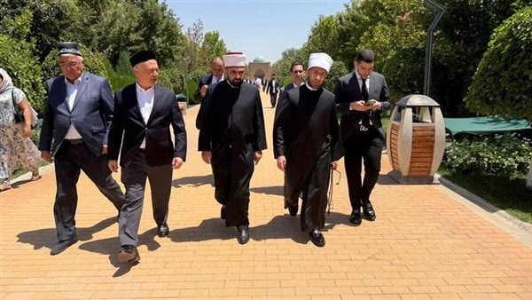 وزير الأوقاف يزور مرقد الإمام الحكيم الترمذي بأوزبكستان ويغرس الشجرة المصرية وزير الأوقاف يزور مرقد الإمام الحكيم الترمذي بأوزبكستان ويغرس الشجرة المصرية