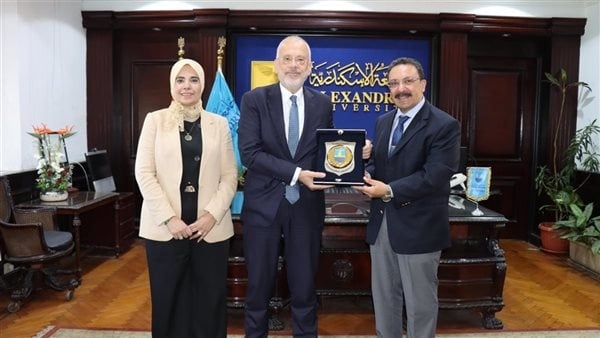 رئيس جامعة الإسكندرية يبحث مع سفير اليونان تعزيز التعاون الأكاديمي والبحثي