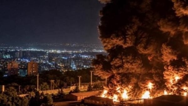 التلفزيون الإيراني غارات أمريكية تستهدف بندر عباس وقشم وسيريك