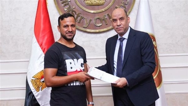 وزير العمل ي سلم عقود عمل جديدة لفنيي الصيانة الميكانيكية والكهربائية للعمل في شركات لبنانية وزير العمل ي سلم عقود عمل جديدة لفنيي الصيانة الميكانيكية والكهربائية للعمل في شركات لبنانية