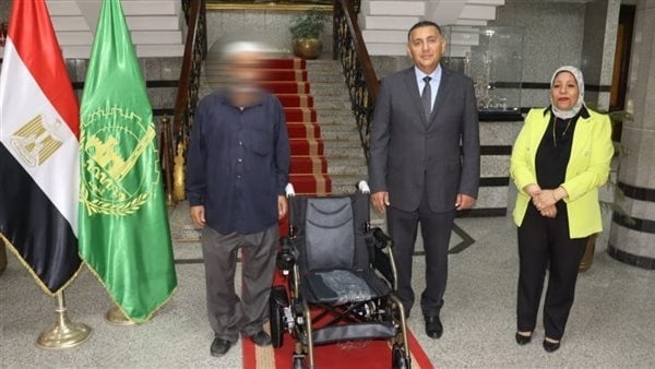 محافظ القليوبية يسلم كرسيين كهربائيين لاثنين من ذوي الهمم محافظ القليوبية يسلم كرسيين كهربائيين لاثنين من ذوي الهمم