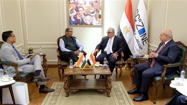 اقتصادية قناة السويس تبحث مع السفير الهندي تعزيز الاستثمارات الصناعية واللوجستية اقتصادية قناة السويس تبحث مع السفير الهندي تعزيز الاستثمارات الصناعية واللوجستية