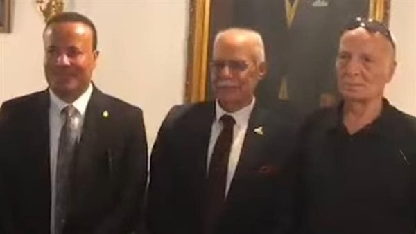 رئيس الحزب الناصري يلتقط صور ا تذكارية مع صورة الرئيس الراحل جمال عبد الناصر فيديو رئيس الحزب الناصري يلتقط صور ا تذكارية مع صورة الرئيس الراحل جمال عبد الناصر فيديو