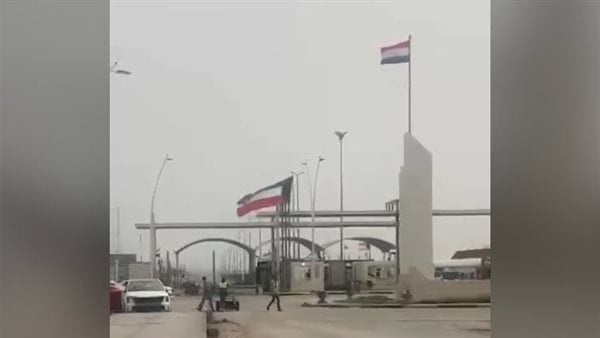 استهداف منفذ العبدلي الحدودي بين الكويت والعراق يعرقل الحركة التجارية والاقتصادية استهداف منفذ العبدلي الحدودي بين الكويت والعراق يعرقل الحركة التجارية والاقتصادية