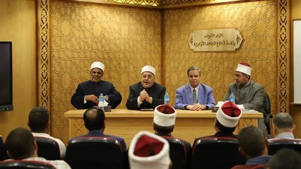 أيمن عبدالغني يعقد اجتماع ا موسع ا بمديري أفرع الأروقة الأزهرية لبحث سبل تطوير العمل