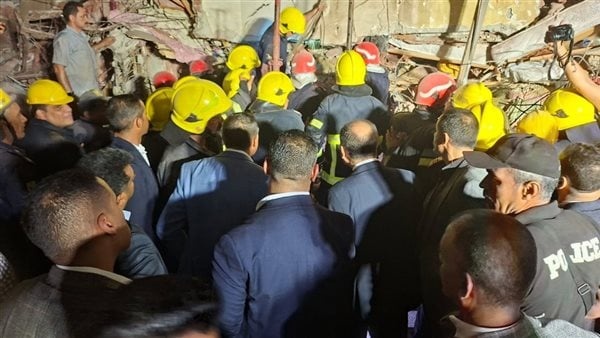 انتشال أول جثمان لسيدة من أسفل أنقاض عقار زفتى المنهار وفرق الإنقاذ تواصل البحث