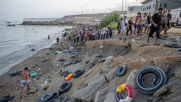بوليتيكو سبتة الإسبانية تواجه تداعيات موجة هجرة غير مسبوقة بعد مغادرة معظم المهاجرين بوليتيكو سبتة الإسبانية تواجه تداعيات موجة هجرة غير مسبوقة بعد مغادرة معظم المهاجرين