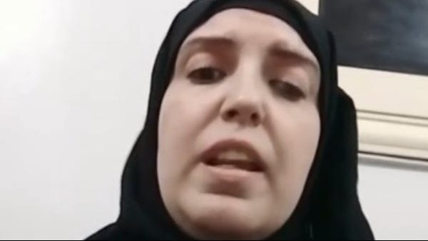 طليقة مذيع الجنازات تثير الجدل بتصريحات عن نفقة طفليها وظروفها المعيشية