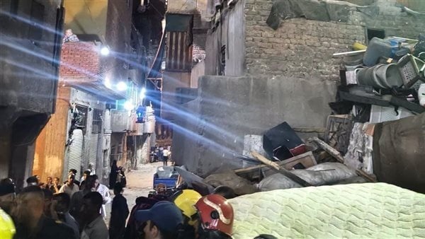 مصرع سيدة وطفلة وإصابة 5 آخرين في انهيار عقار بحدائق القبة مصرع سيدة وطفلة وإصابة 5 آخرين في انهيار عقار بحدائق القبة