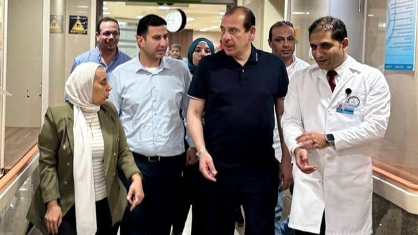 نائب وزير الصحة يتفقد مصابي حادث طريق الدواويس بمجمع الإسماعيلية الطبي