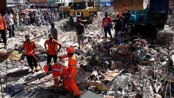 فرق الإنقاذ تواصل البحث عن ناجين في إندونيسيا بعد زلزال قوي فرق الإنقاذ تواصل البحث عن ناجين في إندونيسيا بعد زلزال قوي
