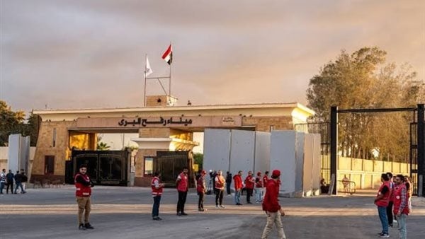 معبر رفح يستقبل الدفعة الـ76 من الجرحى والمرضى الفلسطينيين لتلقي العلاج في مصر معبر رفح يستقبل الدفعة الـ76 من الجرحى والمرضى الفلسطينيين لتلقي العلاج في مصر