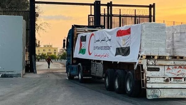 من مصر إلى غزة الهلال الأحمر يدفع بـ3 آلاف طن مساعدات لأهالي فلسطين من مصر إلى غزة الهلال الأحمر يدفع بـ3 آلاف طن مساعدات لأهالي فلسطين