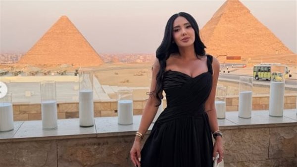من أمام الأهرامات مي القاضي تخطف الأنظار بفستان أسود أنيق من أمام الأهرامات مي القاضي تخطف الأنظار بفستان أسود أنيق