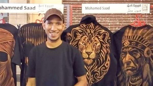 من الكلور إلى الفن محمد سعد يحو ل القماش إلى لوحات بألوان مبهرة من الكلور إلى الفن محمد سعد يحو ل القماش إلى لوحات بألوان مبهرة