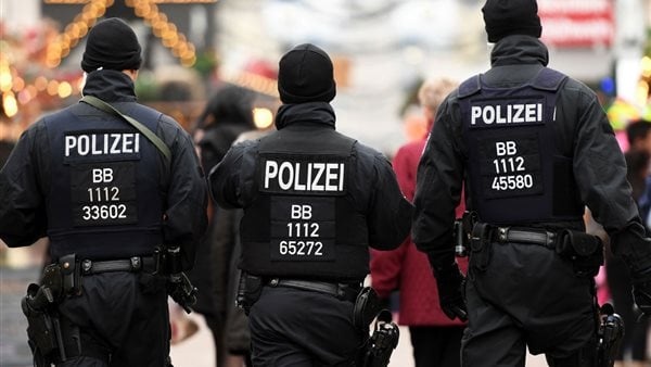 شرطة برلين عملية أمنية واسعة تجرى حاليا في منطقة تيرجارتن شرطة برلين عملية أمنية واسعة تجرى حاليا في منطقة تيرجارتن