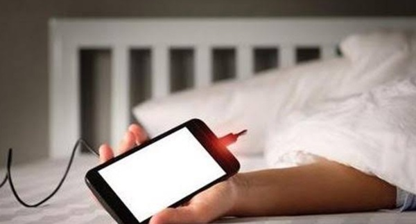 هل تشحن هاتفك أثناء النوم إليك المخاطر التي قد لا تعرفها هل تشحن هاتفك أثناء النوم إليك المخاطر التي قد لا تعرفها