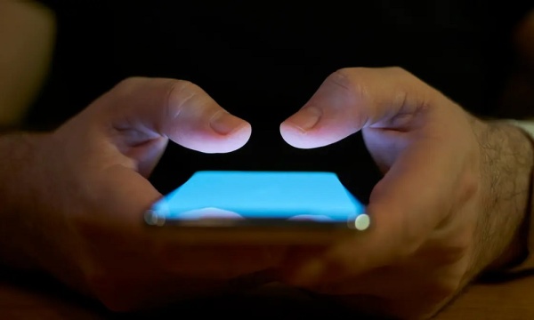 أوقع بضحاياه عبر صفحة وهمية للمساعدات المالية وابتز النساء بصور خاصة