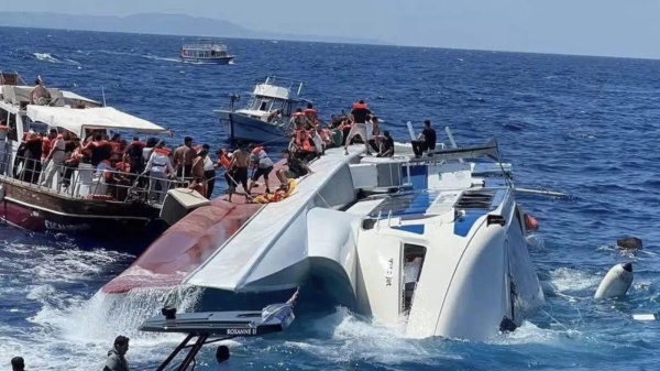 فرق إنقاذ وغواصون يبحثون عن نحو 20 مفقودا إثر انقلاب عبارة قبالة قبرص