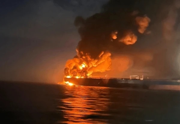 الثوري الإيراني انفجاران في ناقلتي نفط حاولتا العبور جنوب هرمز الثوري الإيراني انفجاران في ناقلتي نفط حاولتا العبور جنوب هرمز
