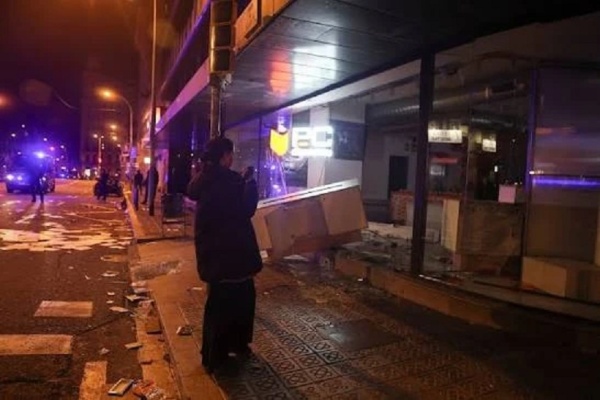 اعتقال نحو 100 شخص في برشلونة بعد أعمال شغب خلال مسيرة مناهضة للنظام اعتقال نحو 100 شخص في برشلونة بعد أعمال شغب خلال مسيرة مناهضة للنظام