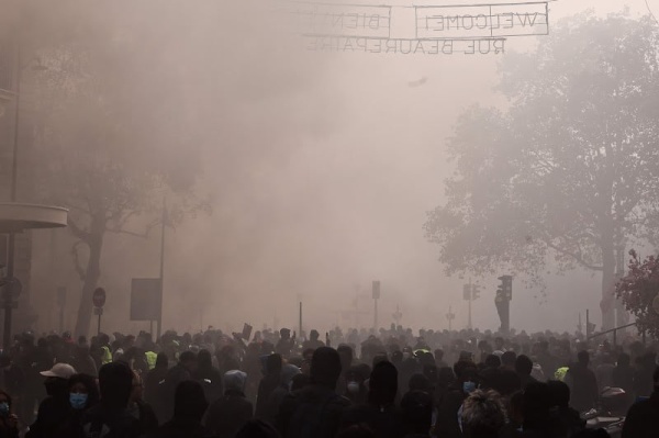 إنها الثورة فرنسا تشتعل بالاحتجاجات والأمن يمنع مسيرة نحو قصر الإليزيه إنها الثورة فرنسا تشتعل بالاحتجاجات والأمن يمنع مسيرة نحو قصر الإليزيه