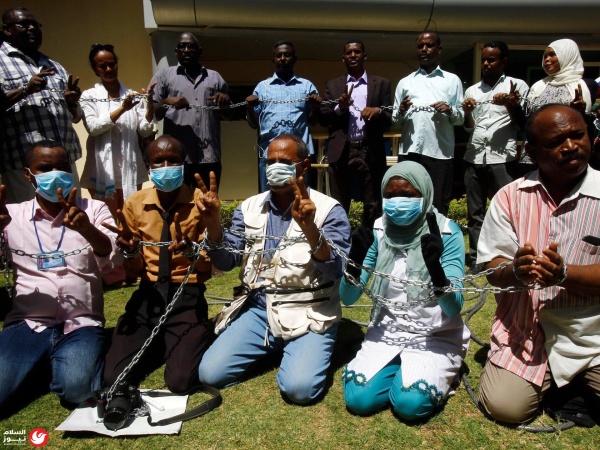 تساؤلات حول ضوابط العمل الصحفي في السودان وتداعياتها على حرية التعبير جدل استمارة الإعلام في السودان صراع بين التنظيم المهني ومخاوف التقييد الأمني تساؤلات حول ضوابط العمل الصحفي في السودان وتداعياتها على حرية التعبير جدل استمارة الإعلام في السودان صراع بين التنظيم المهني ومخاوف التقييد الأمني