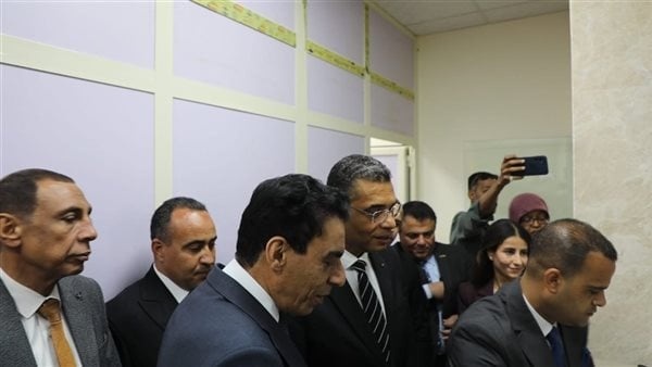 محافظ البحر الأحمر ومساعد وزير الخارجية يفتتحان مكتب التوثيق الجديد بالمركز التكنولوجي محافظ البحر الأحمر ومساعد وزير الخارجية يفتتحان مكتب التوثيق الجديد بالمركز التكنولوجي