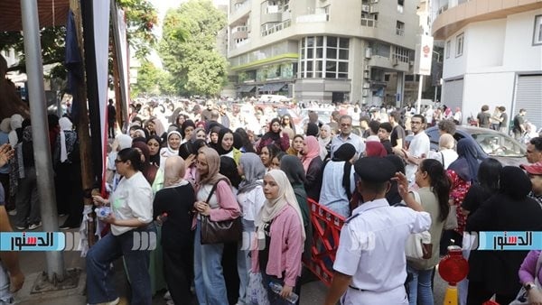 خروج طلاب الثانوية العامة من اللجان بعد انتهاء امتحان اللغة الأجنبية الثانية