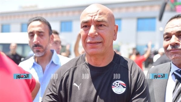 حسام وإبراهيم حسن يرفعان علم مصر ويحييان الجماهير من الأتوبيس المكشوف فيديو