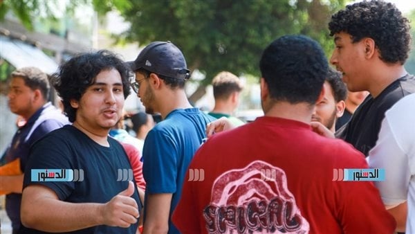 خروج طلاب الثانوية العامة بعد أداء امتحان الرياضة خروج طلاب الثانوية العامة بعد أداء امتحان الرياضة
