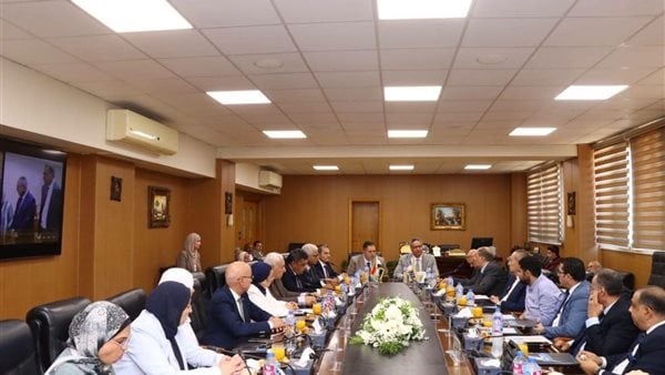 محافظ دمياط يشارك في جلسة مجلس جامعة حورس