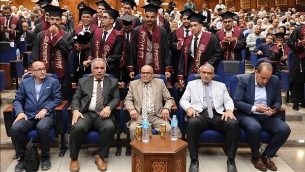 نائب رئيس جامعة الأزهر يهنئ خريجي الهندسة الزراعية ويشيد بمستواهم العلمي نائب رئيس جامعة الأزهر يهنئ خريجي الهندسة الزراعية ويشيد بمستواهم العلمي