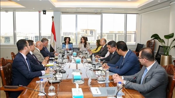 وزيرة الإسكان ومحافظ البحيرة يستعرضان موقف مشروعات مياه الشرب والصرف الصحي