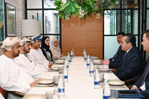 سلطنة ع مان وكازاخستان تبحثان تعزيز العلاقات الثنائي ة والتطو رات الإقليمي ة والدولي ة