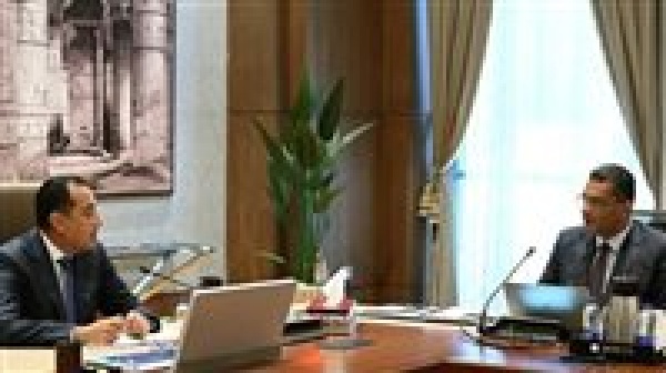 رئيس الوزراء يستعرض الموقف التنفيذي للمشروعات الخدمية والتنموية في محافظة البحر الأحمر