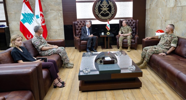 قائد الجيش يستقبل السفير الفرنسي في زيارة وداعية قائد الجيش يستقبل السفير الفرنسي في زيارة وداعية